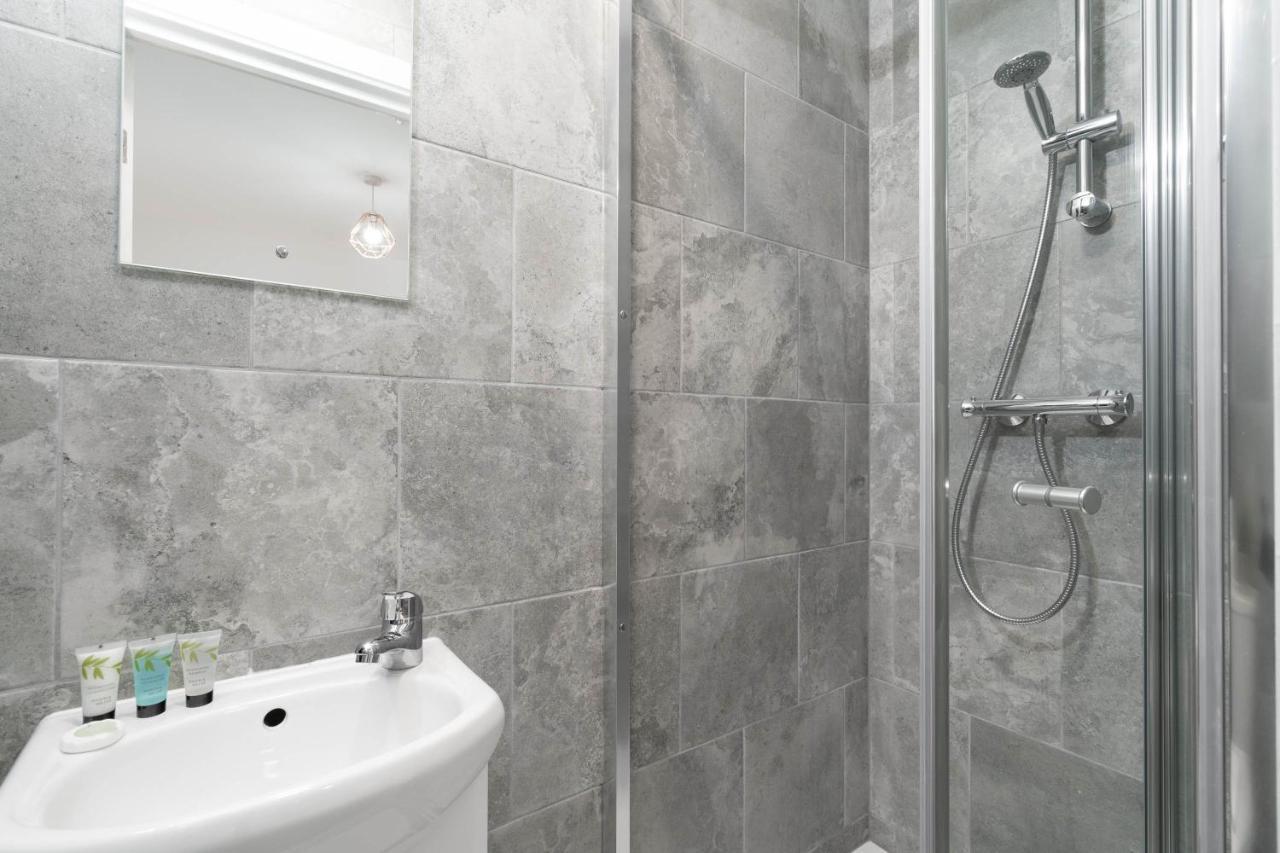 Two Bedroom Apartment - En Suites - Smart Tv'S - Wifi - Netflix - Bearwood Birmingham Esterno foto